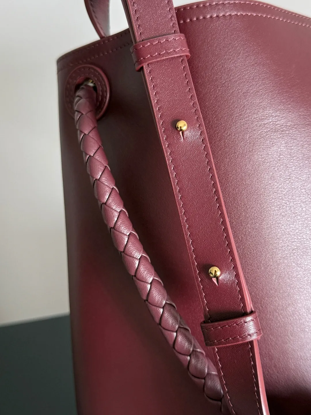 Batch 2660 BOTTEGA VENETA2025 new Andiamo bucket bag. This bag is made of silky calf leather🐂, with Intrecciato woven internal pockets, unique and eye-catching! The simple and smooth bucket bag shape is classic and versatile. Whether it is paired with a simple basic style or a fashionable personality, it can be adapted to 💯 and easily enhance the fashion sense of the overall look ~ The golden rope knot 🪢 is embellished with woven highlights and the scent of osmanthus in the wind, announcing the message of autumn✉️ When buying a bag, you must look for three things: 🎨Appearance is justice 🧵Excellent craftsmanship 👜Practice Style number: 844169 Size: 24*34*12cm
